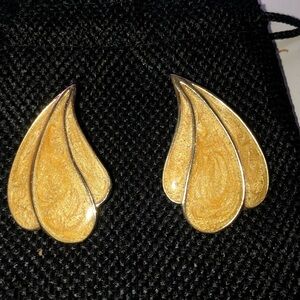 Vintage Gold Tone Clip-On Earrings, gorgeous, classic earrings